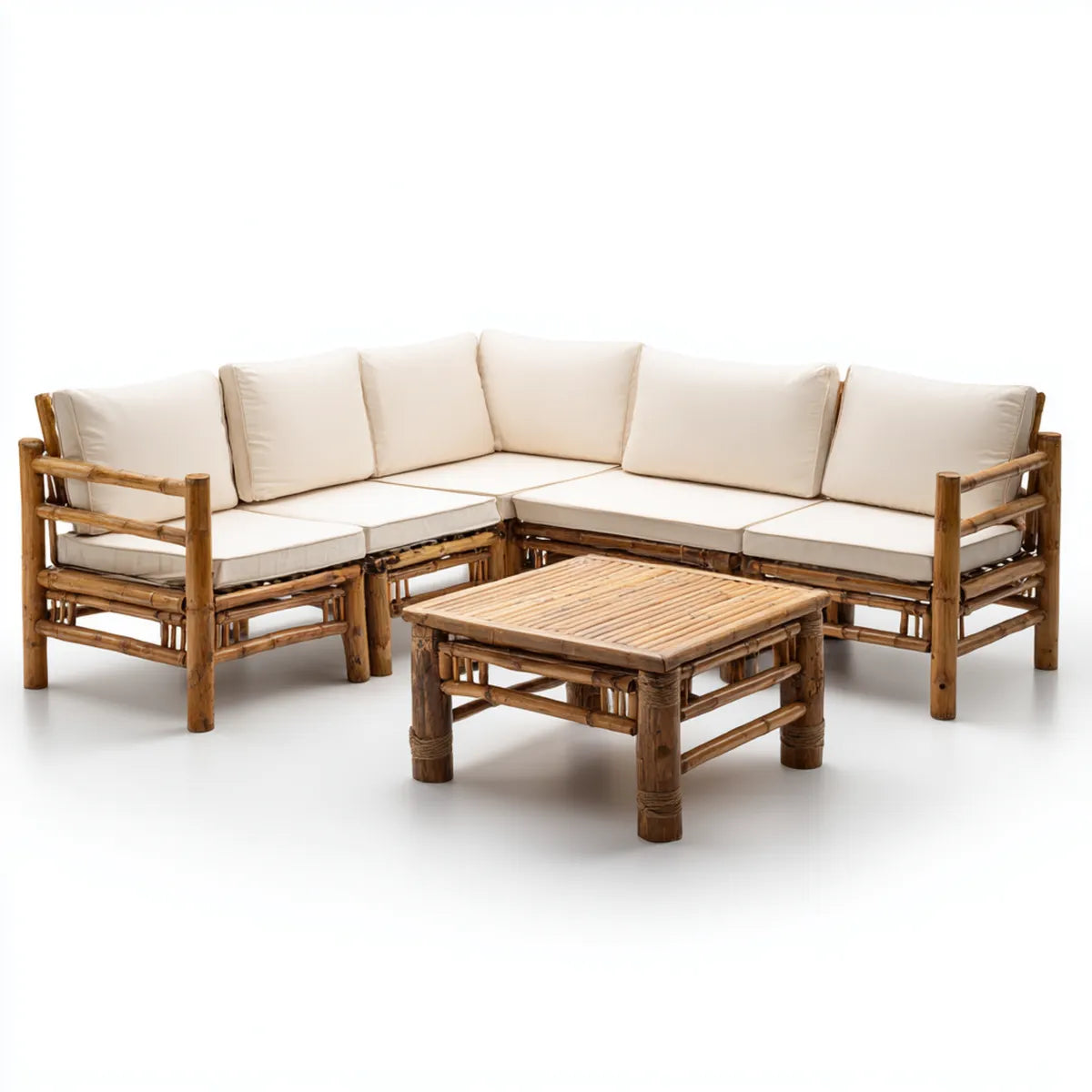 Salon de jardin d'angle 5 places avec table basse en bambou brun et coussins crème 190 x 190 cm